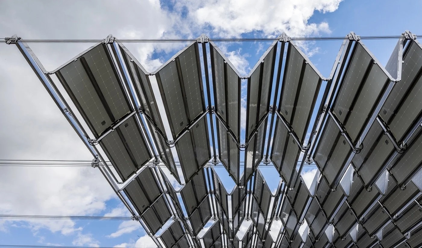 Dünyanın en büyük katlanabilir çatı tipi güneş enerjisi sistemi kuruldu