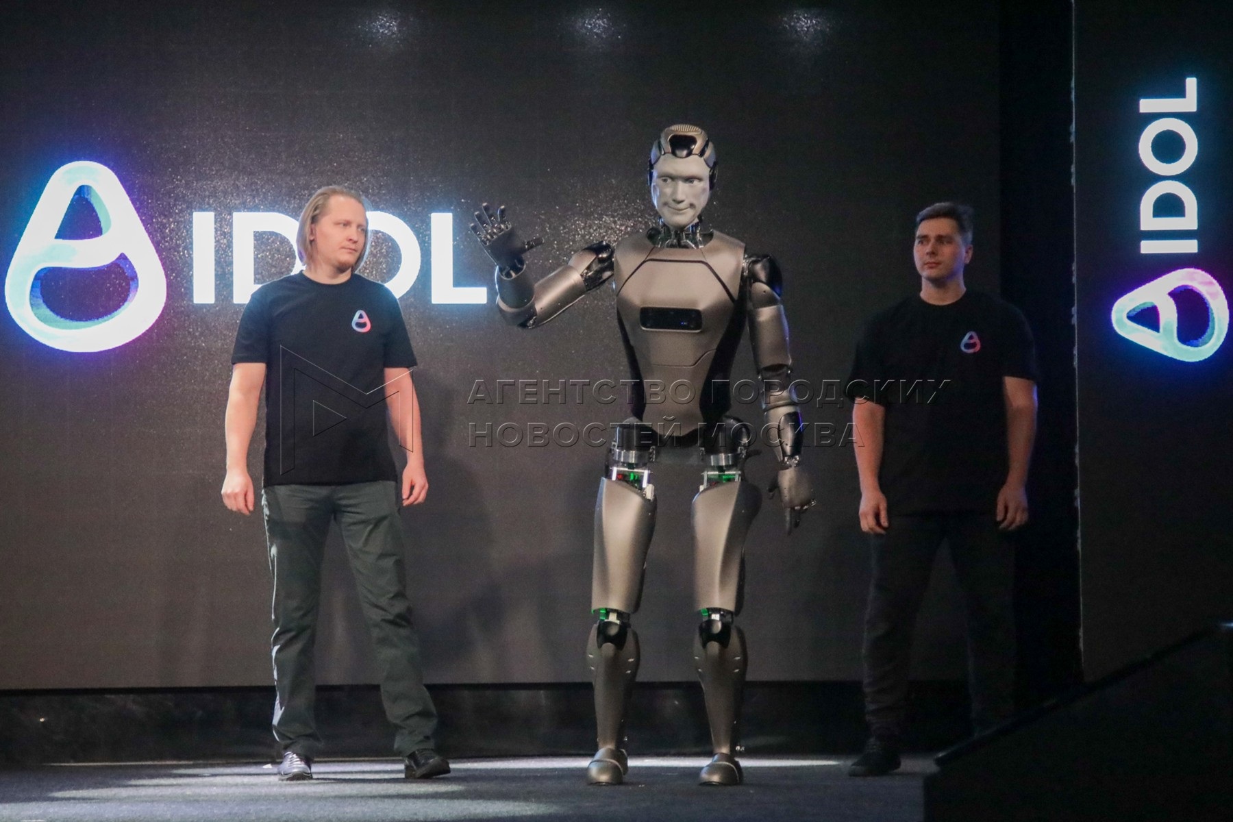 Rusya’nın ilk insansı robotu sahnede yüzüstü düştü